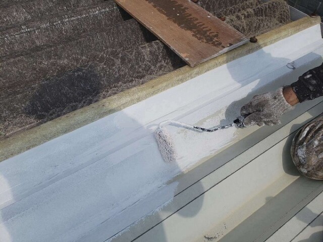 折板屋根（下塗り塗装）<br />
<br />
鉄部や板金部には、サビ止め塗装を下塗りとして施します。<br />
